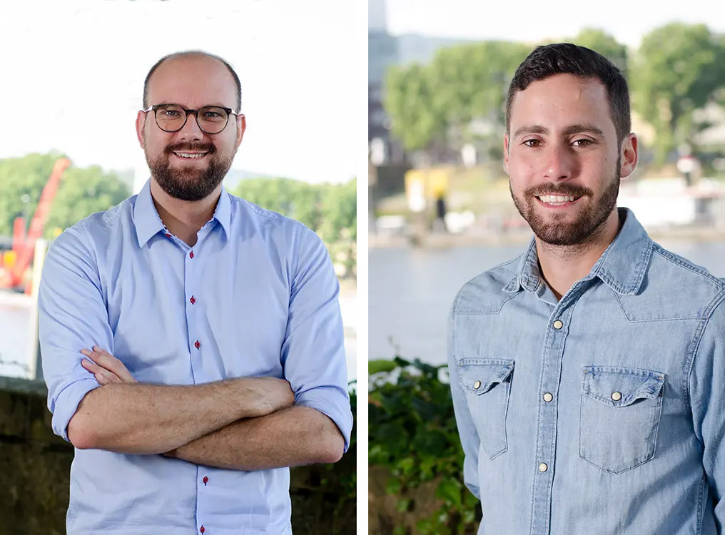 Zu sehen ist das Service Team der Benergie. Zwei Mitarbeiter, die beide ein blaues Hemd tragen und freundlich lächeln.